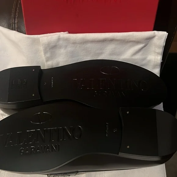 Valentino Garavani loafer - Perfect for the holiday season!✅